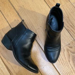 Black boots by Guess
